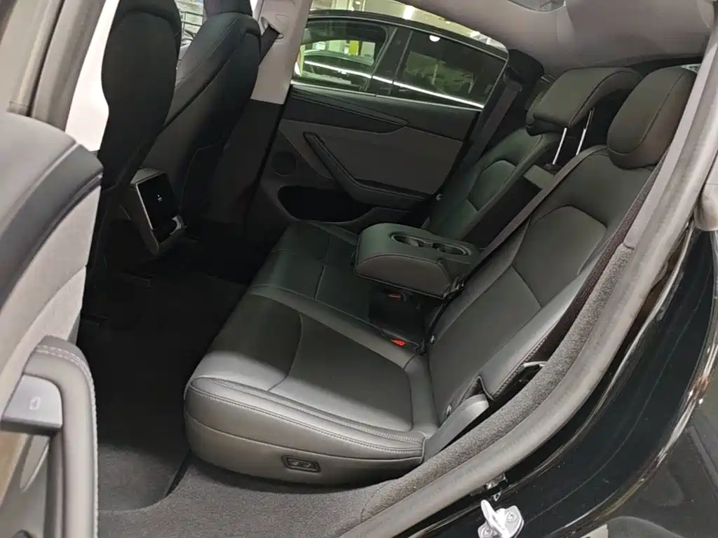 Tesla Model Y — миниатюра 17