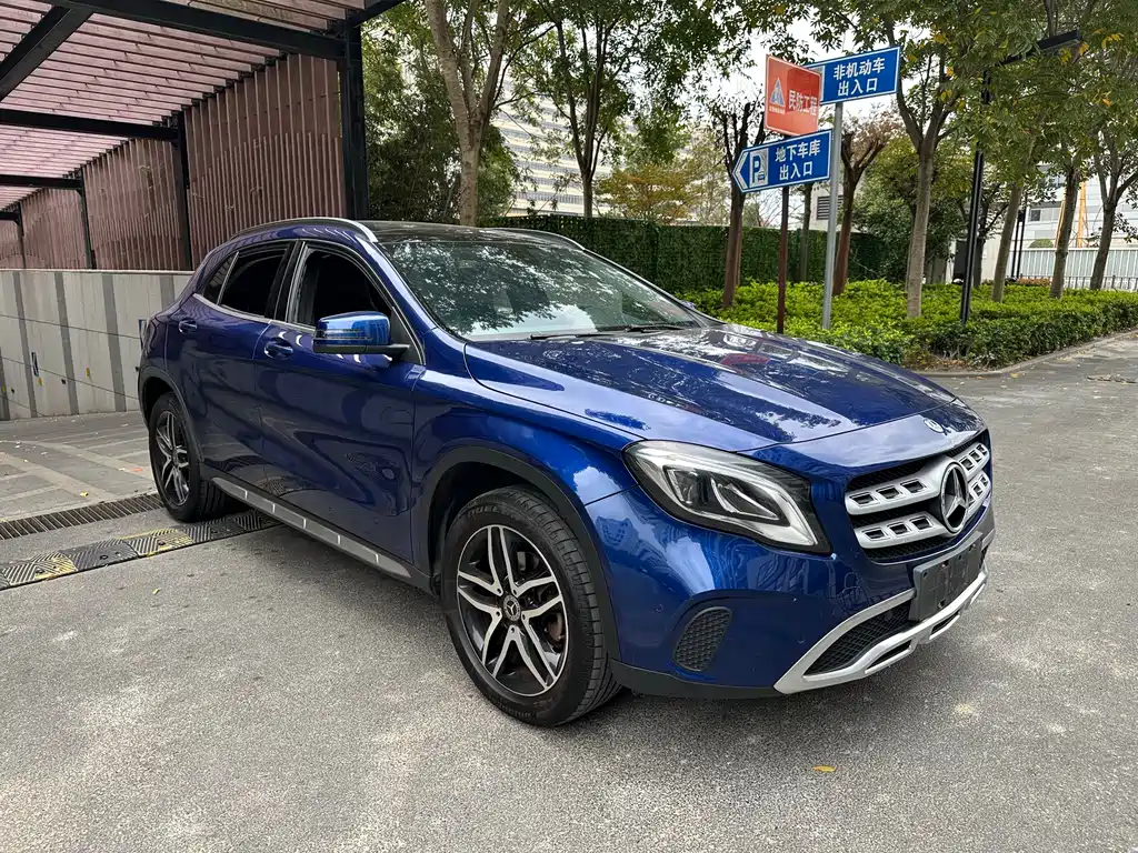 MERCEDES-BENZ GLA