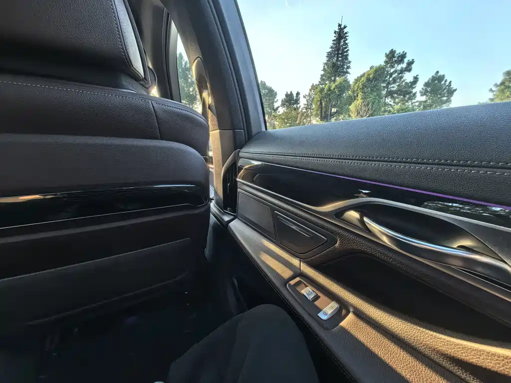 BMW 7 Series — миниатюра 24