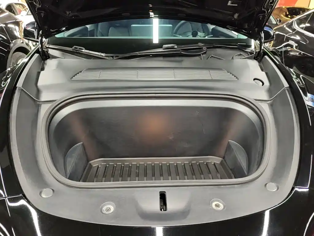 Tesla Model Y — миниатюра 20