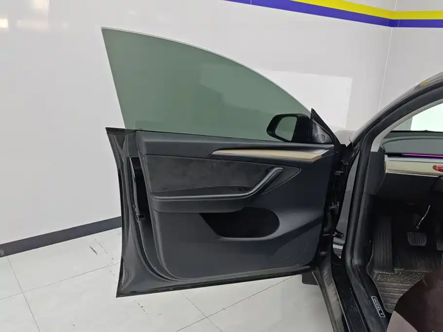 Tesla Model Y — миниатюра 7