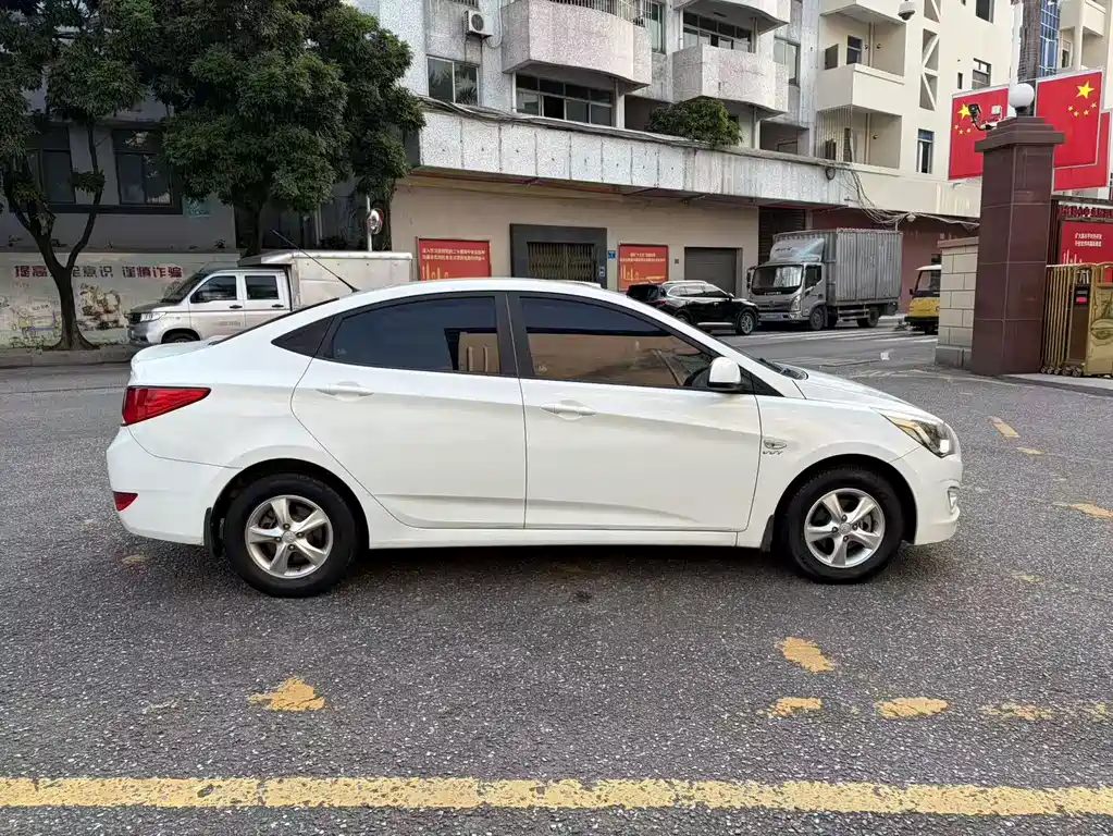Hyundai Verna — миниатюра 4