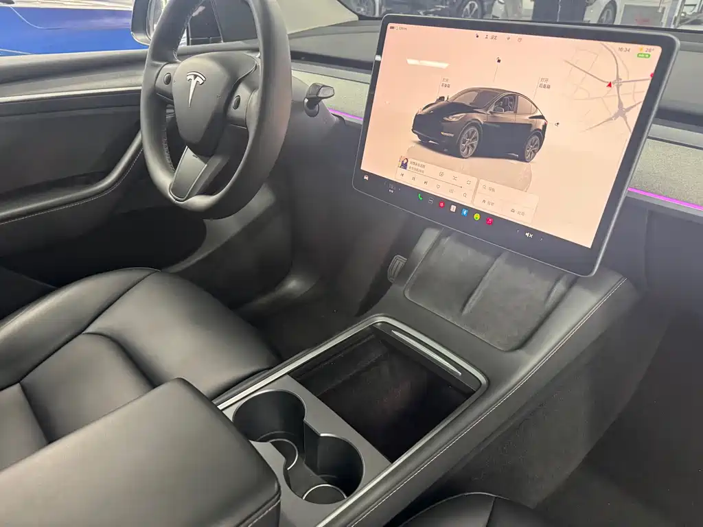 Tesla Model Y — миниатюра 3