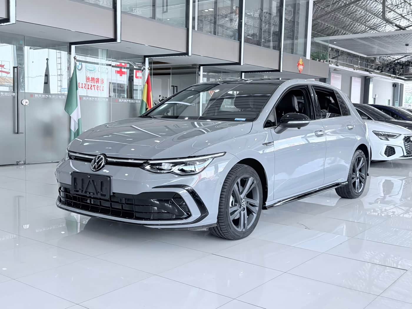 Volkswagen Golf 1.4 л 2023 г. Серебристо-серый, пробег 20000 км