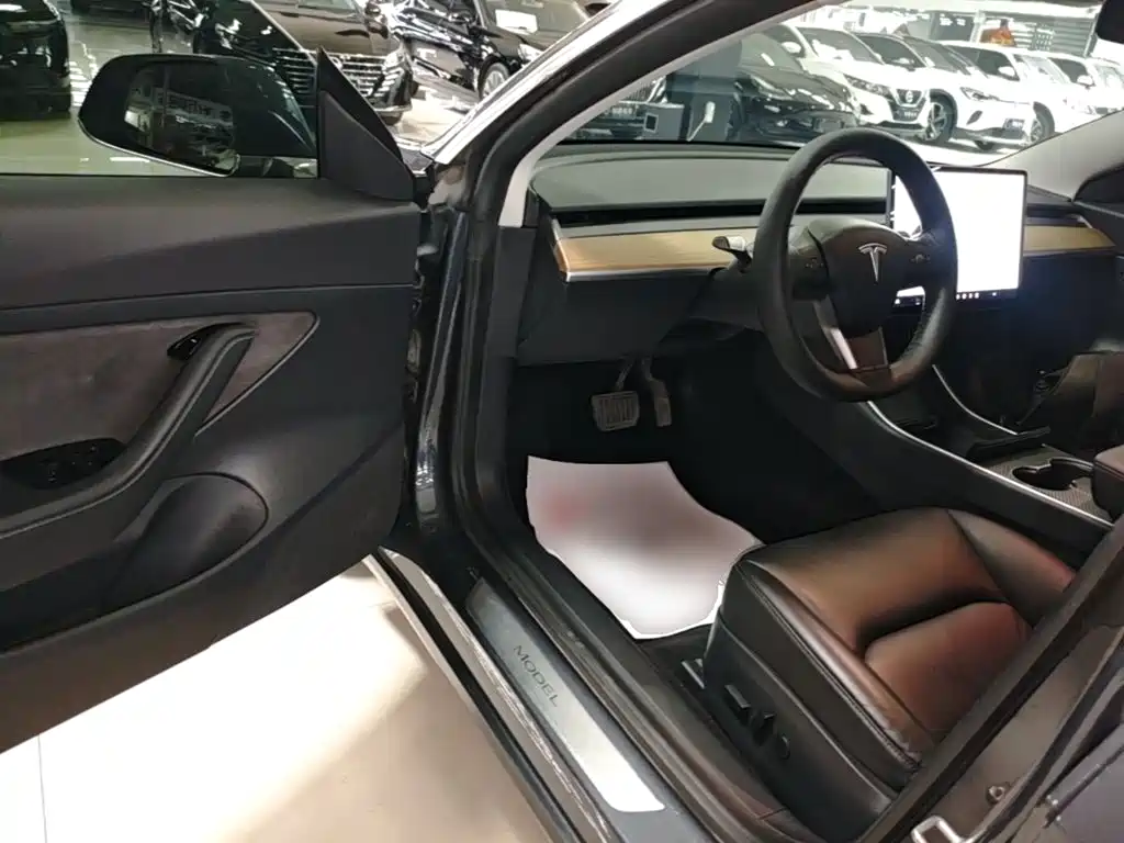 Tesla Model 3 — миниатюра 16