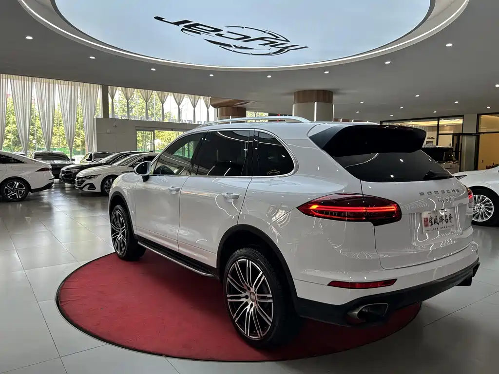 Porsche Cayenne — миниатюра 7