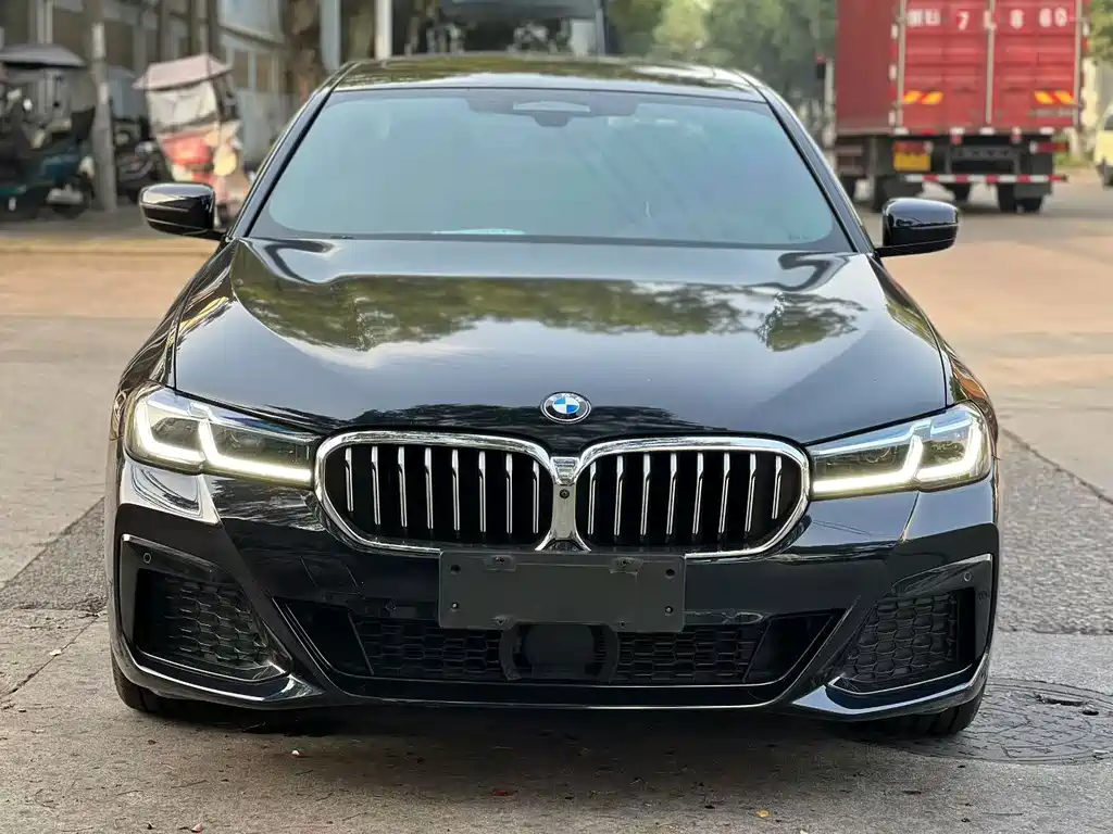 BMW 5 Series 2022 — фото 2
