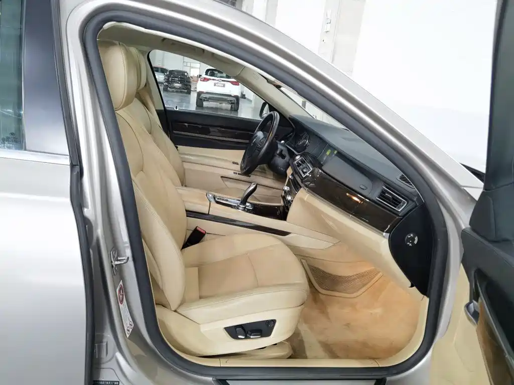 BMW 7 Series — миниатюра 23