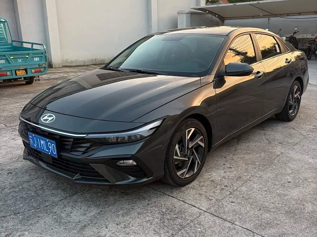 Hyundai Elantra 1.5 л 2025 г. Серебристо-серый, пробег 2500 км