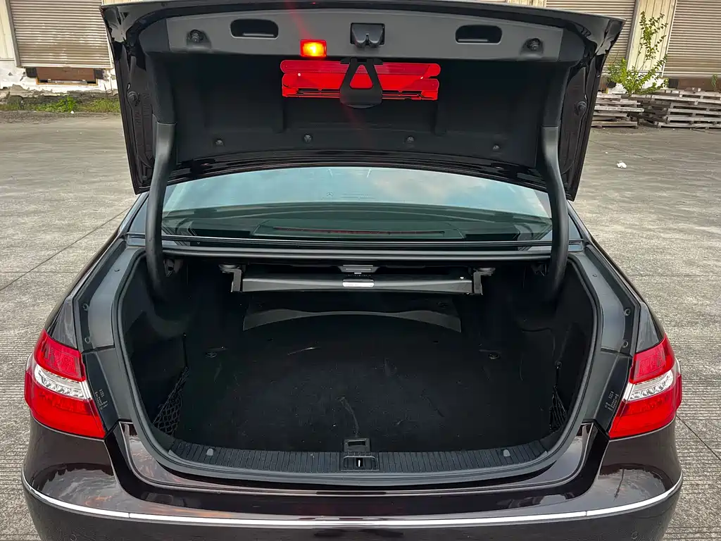 Mercedes-Benz E-Class (Import) — миниатюра 24