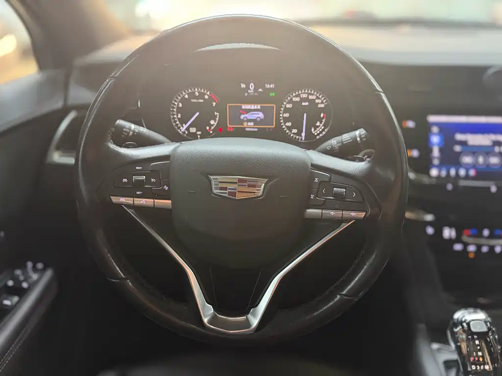 CADILLAC XT6