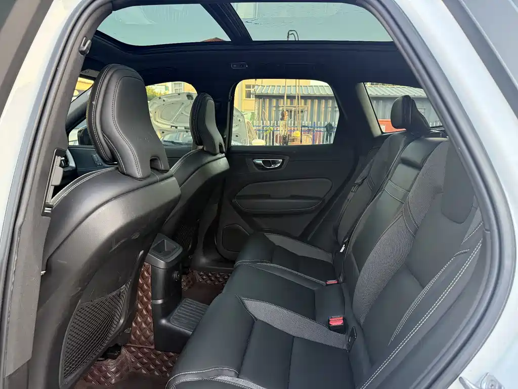 Volvo XC60 PHEV — миниатюра 6