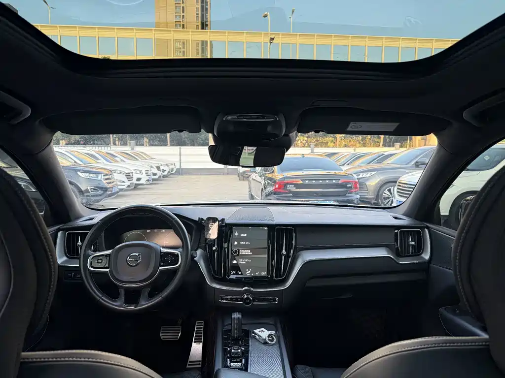 Volvo XC60 PHEV — миниатюра 7