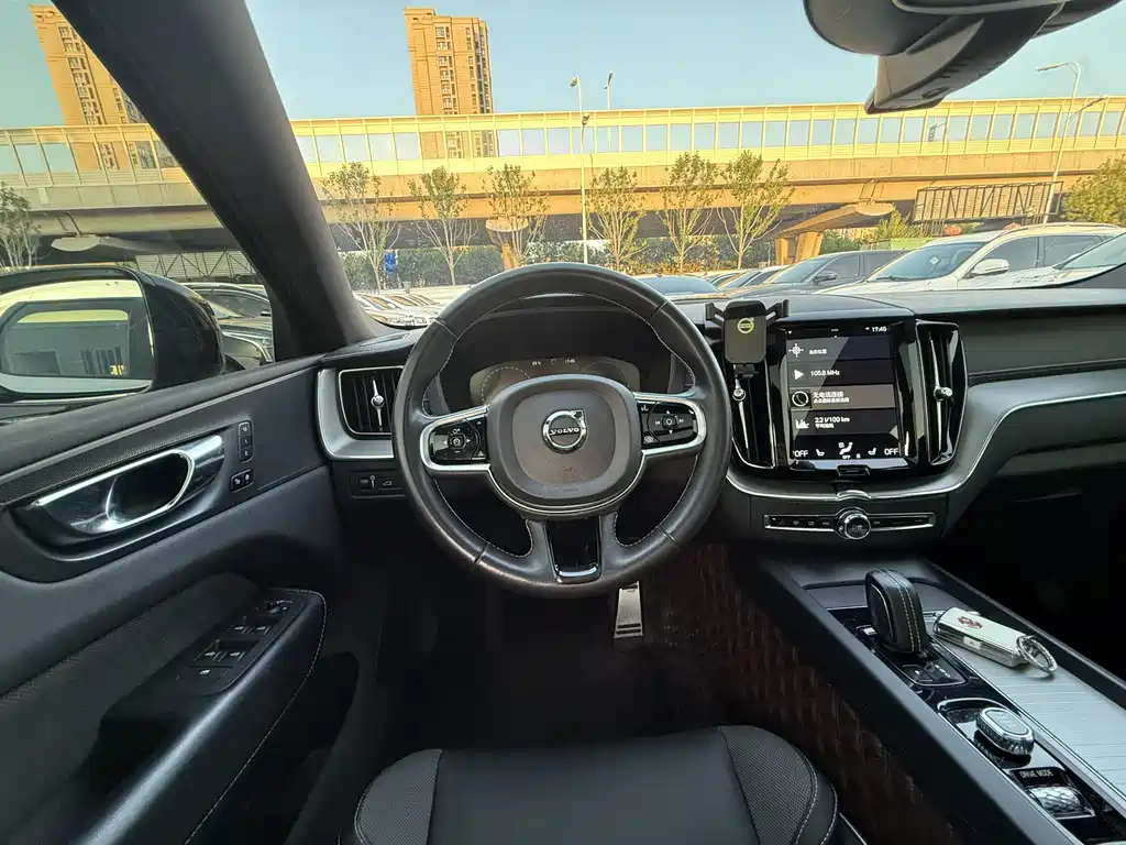 Volvo XC60 PHEV — миниатюра 8