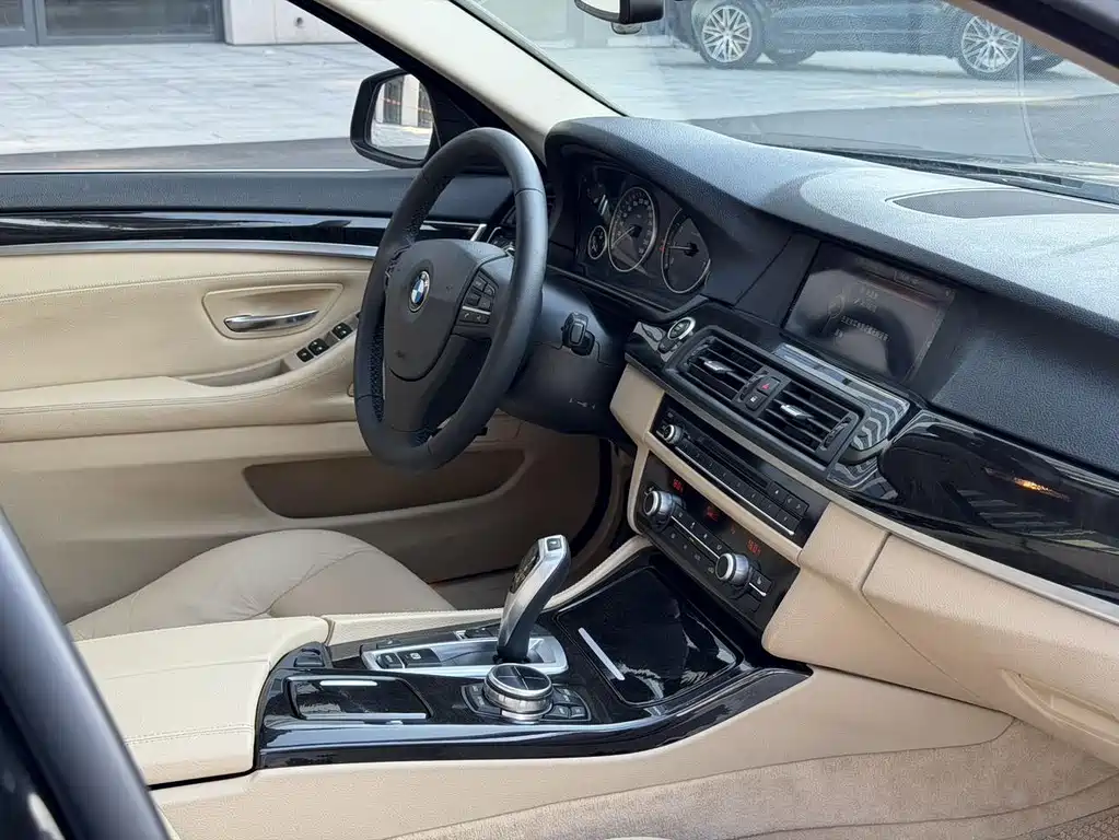 BMW 5 Series — миниатюра 8