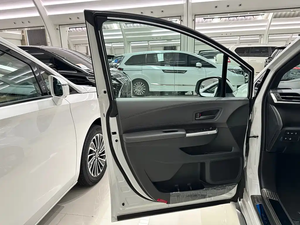 Toyota Granvia — миниатюра 16