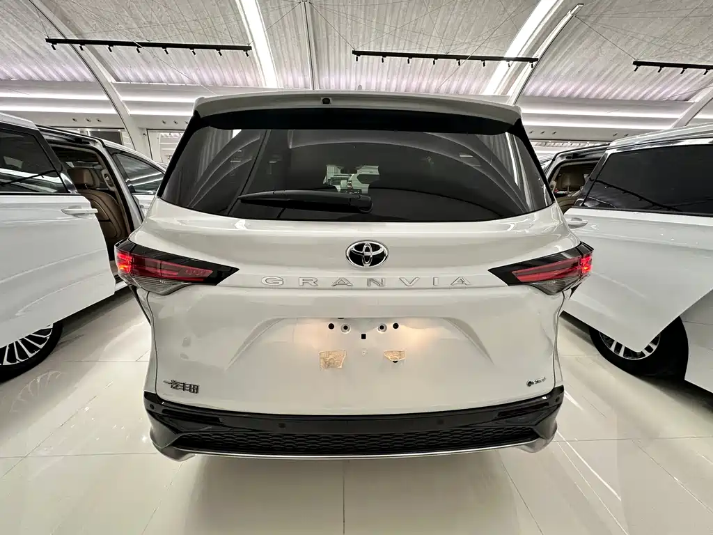 Toyota Granvia — миниатюра 3