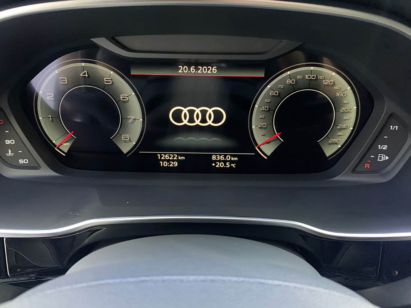 Audi Q3 1.4 л 2023 г. Серебристо-серый, пробег 12000 км