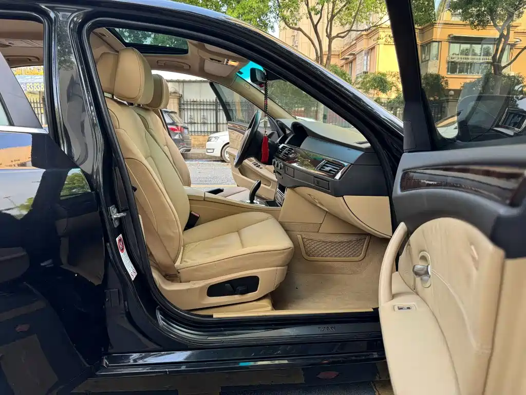 BMW 5 Series — миниатюра 13