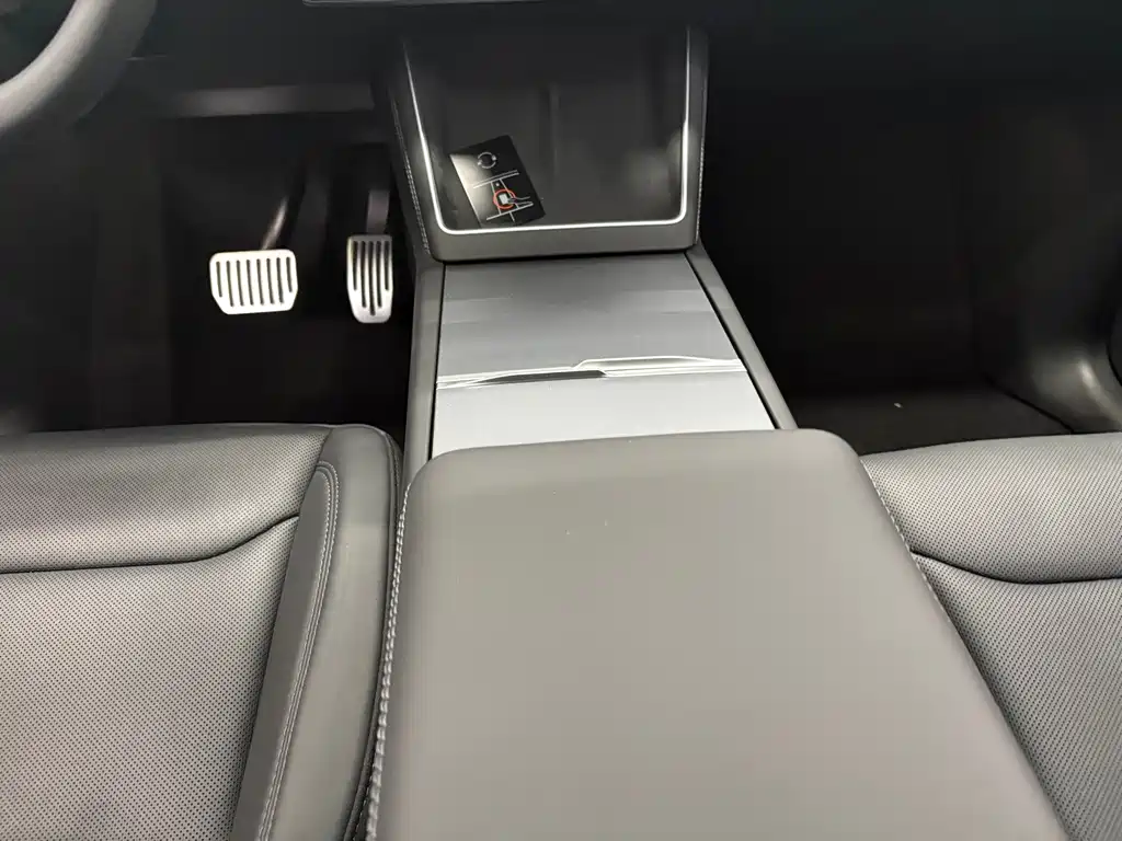 Tesla Model Y — миниатюра 15