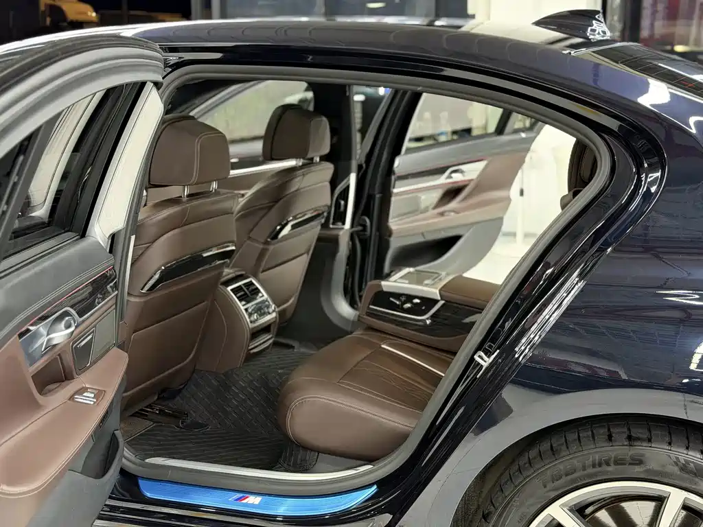 BMW 7 Series — миниатюра 7