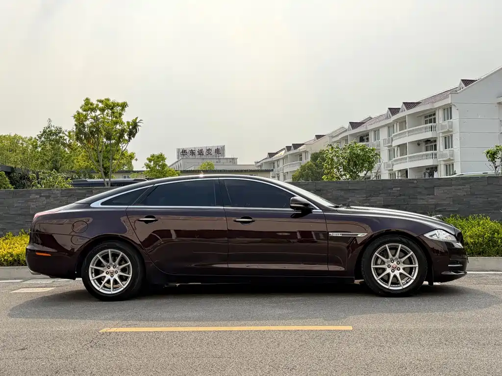 Jaguar XJ — миниатюра 11