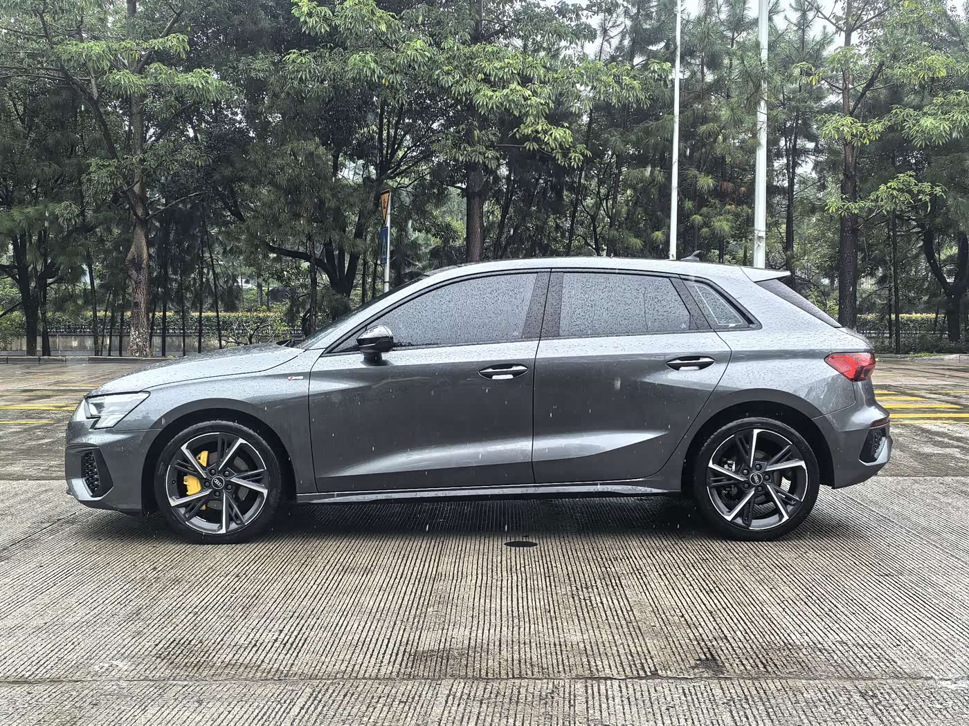 Audi A3 1.4 л 2023 г. Серебристо-серый, пробег 31800 км