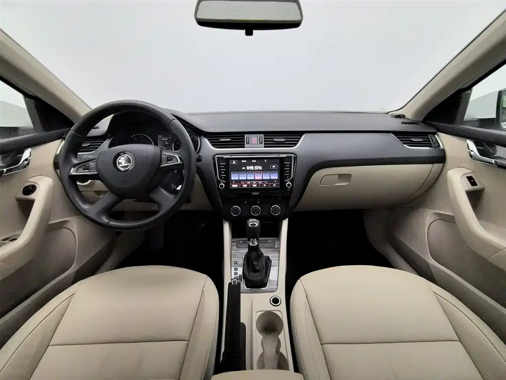 Skoda Octavia 2015 1.6L AT