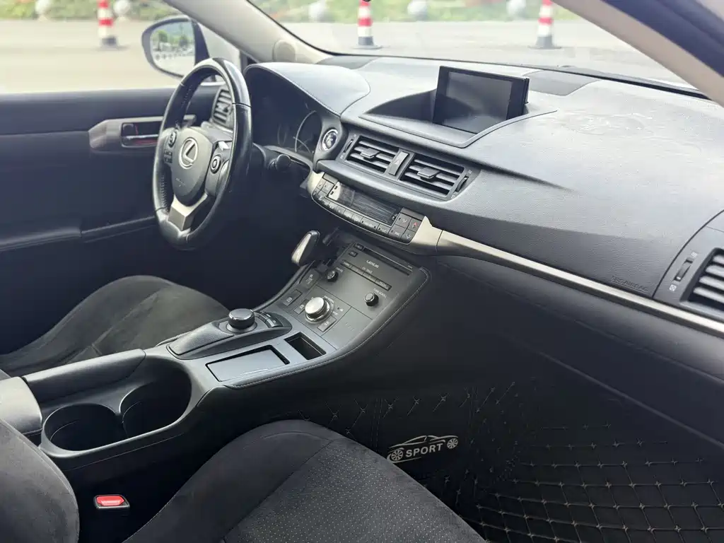 Lexus CT — миниатюра 13