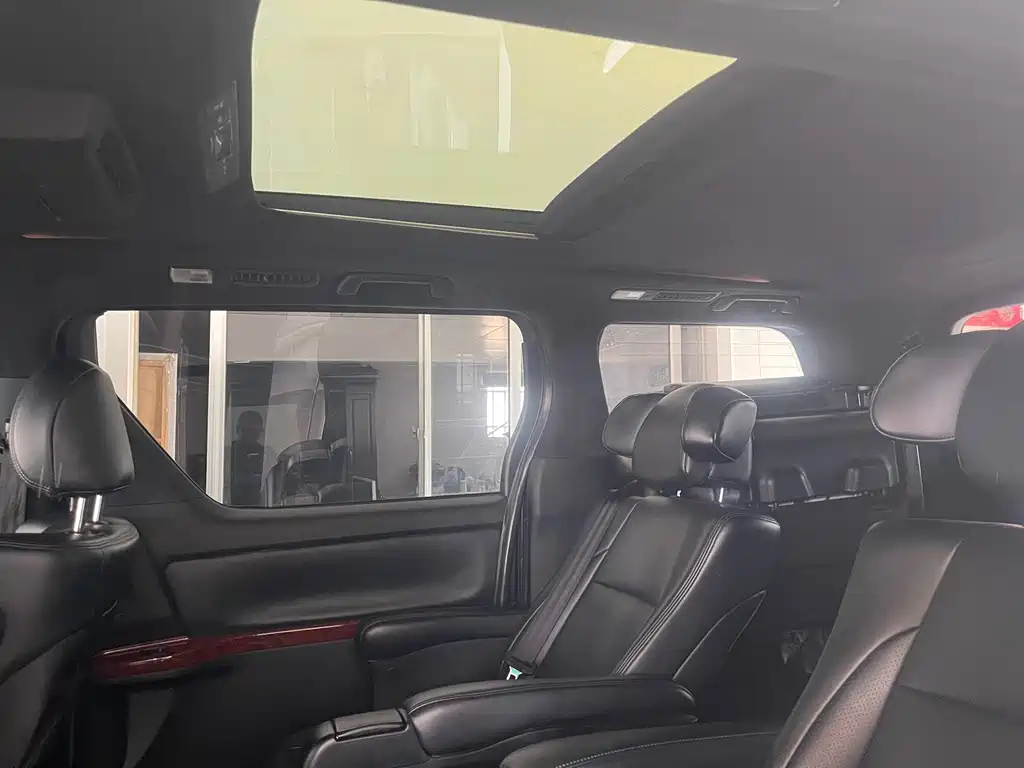 Toyota Alphard — миниатюра 3