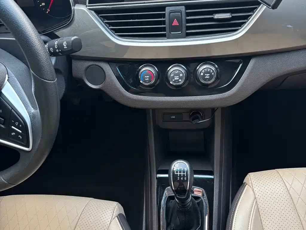 Baojun 310W — миниатюра 12
