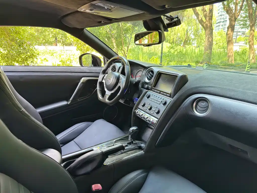 Nissan GT-R — миниатюра 9
