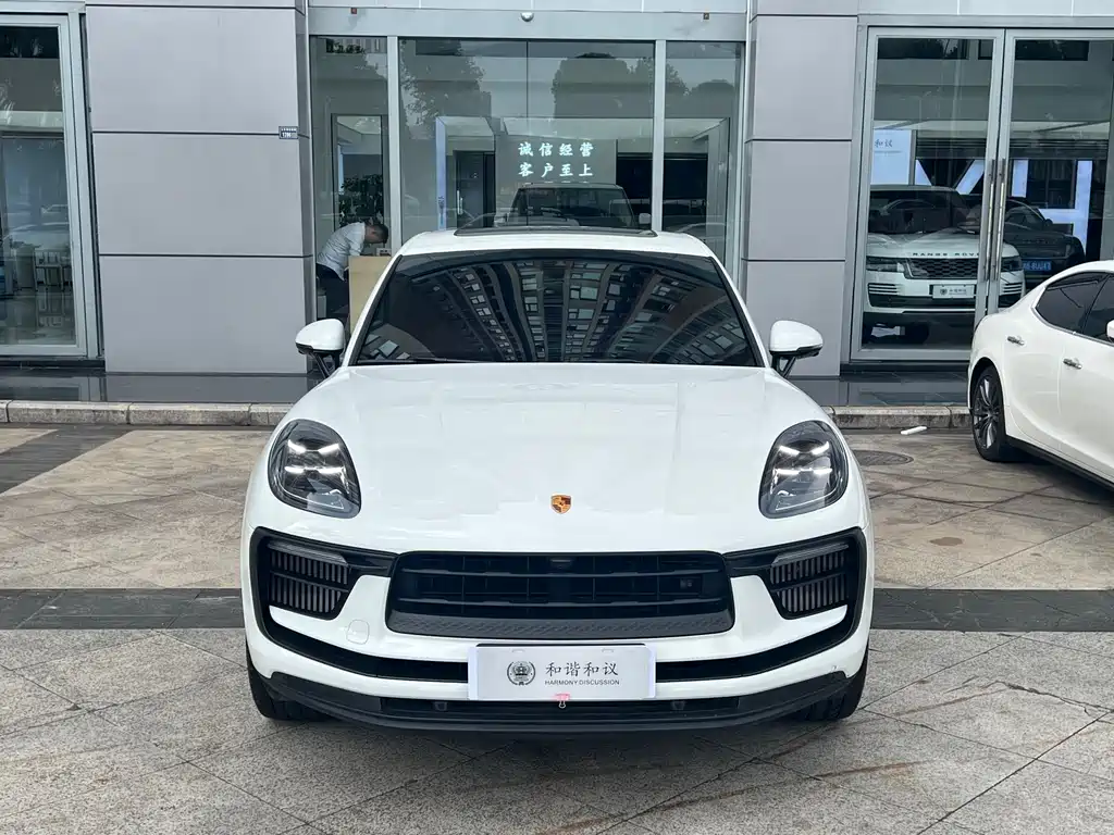 PORSCHE MACAN