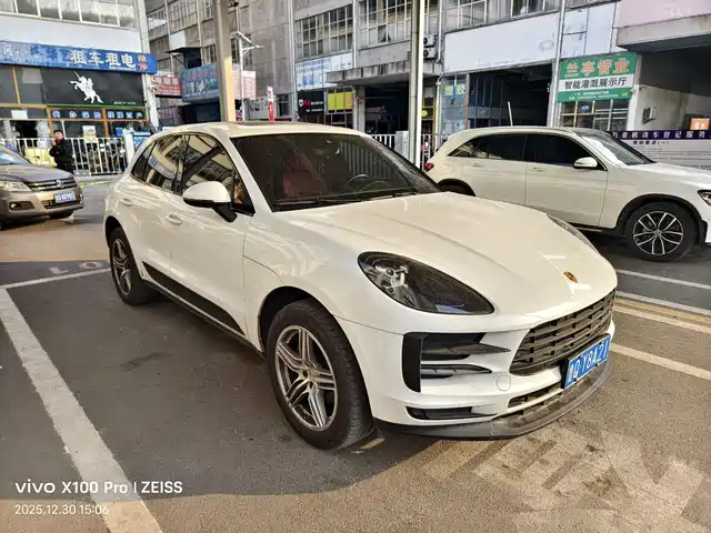 PORSCHE MACAN