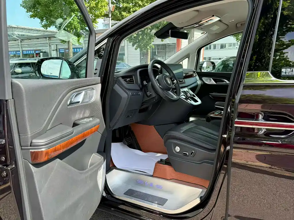 Hongqi Hongqi HQ9 PHEV — миниатюра 3