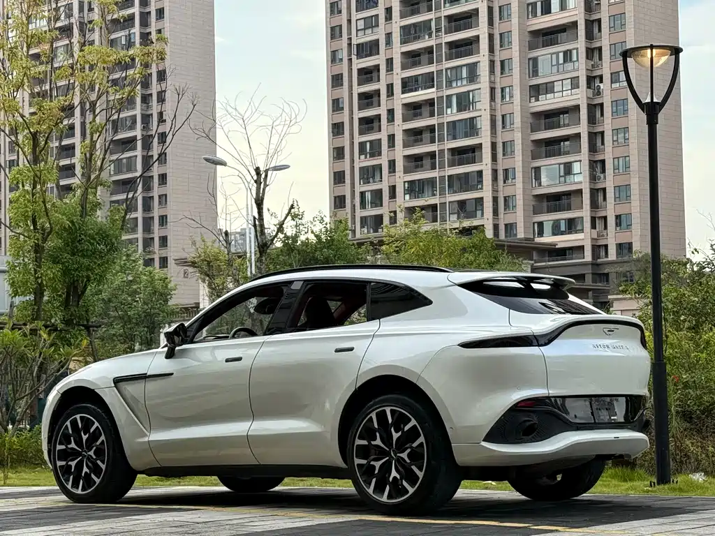 ASTON MARTIN  DBX