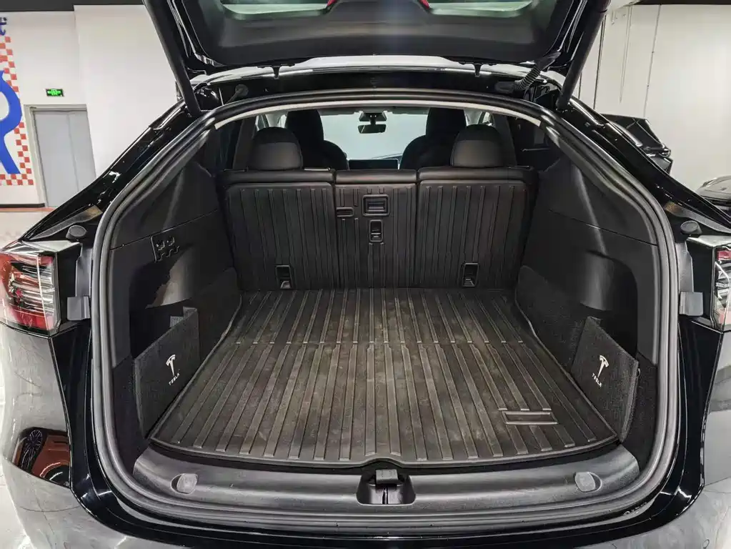 Tesla Model Y — миниатюра 13