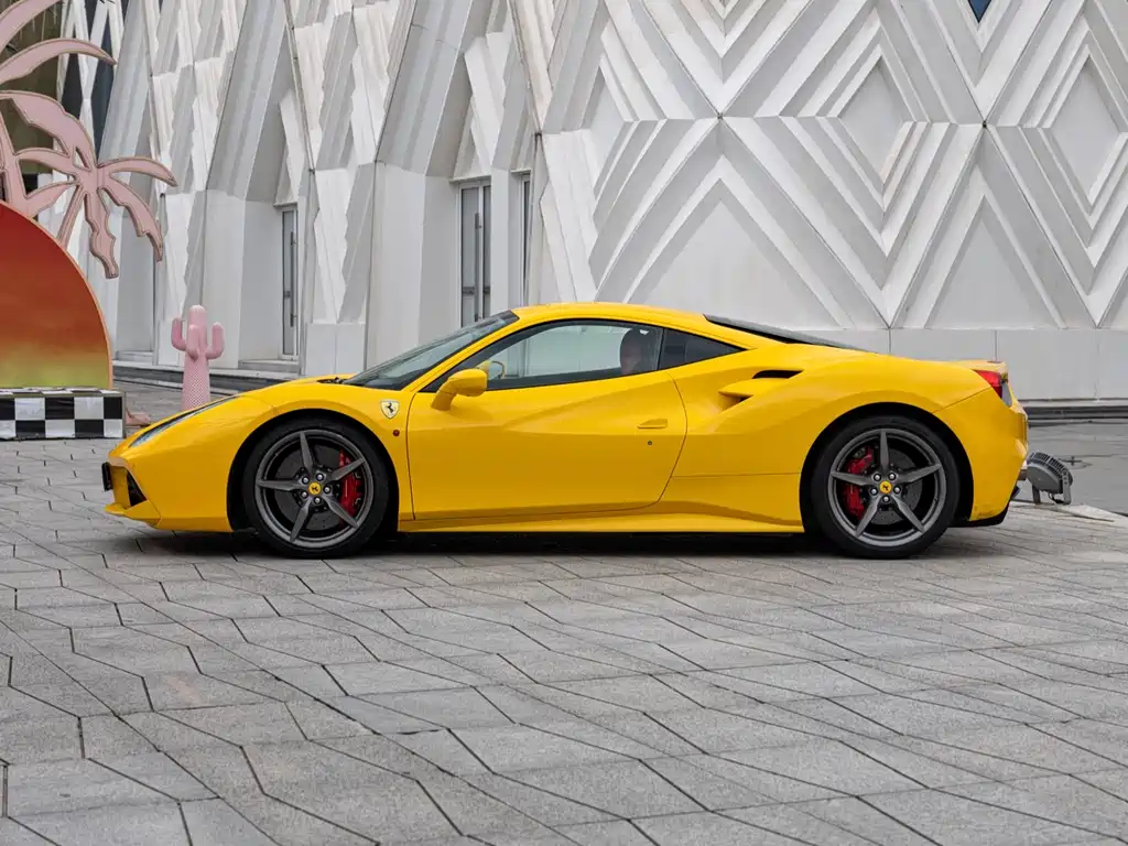 FERRARI 488