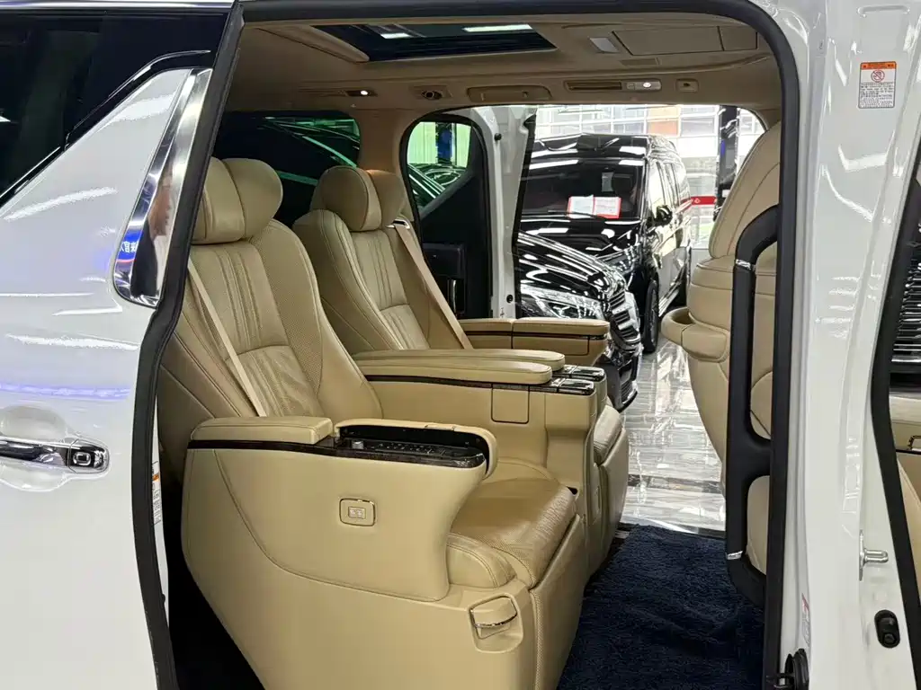 Toyota Vellfire — миниатюра 10