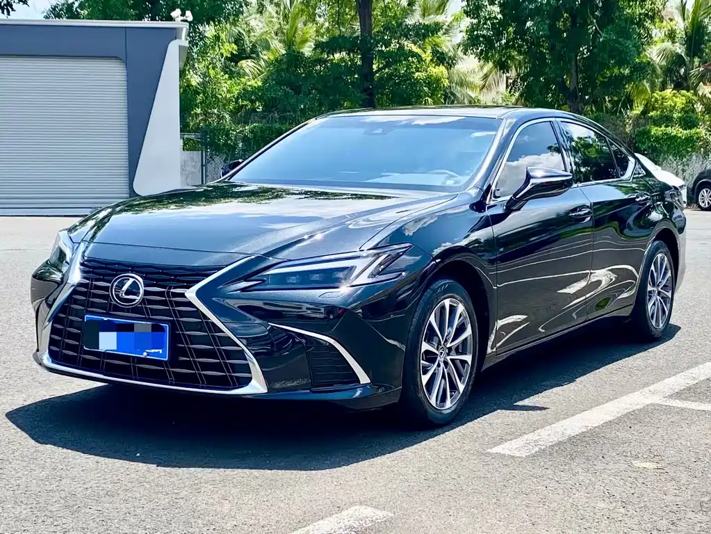 Lexus ES 2025