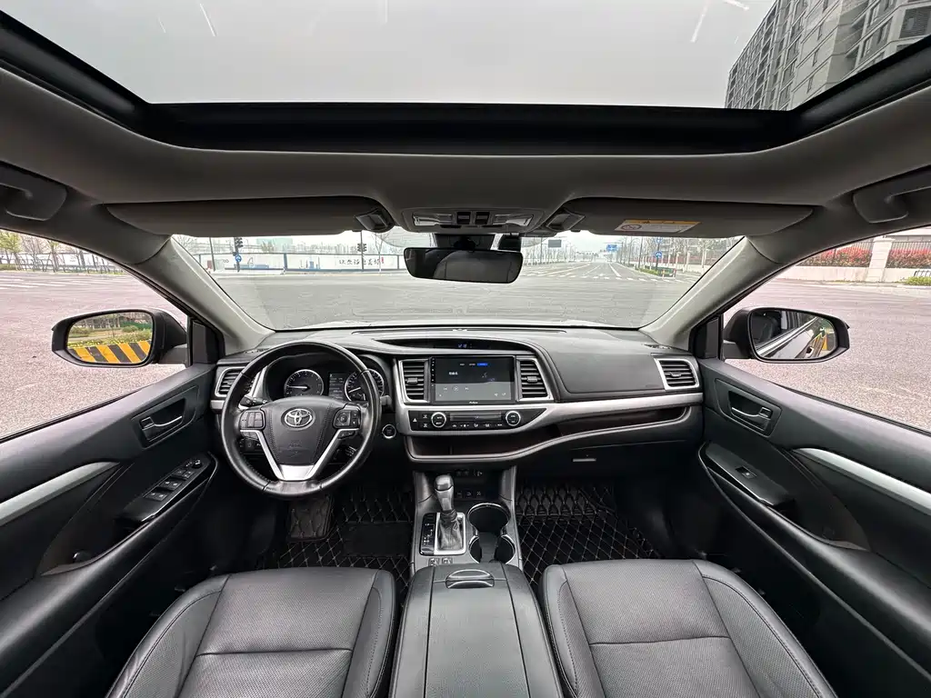 Toyota Highlander 2021 2.0T Luxury 7 мест