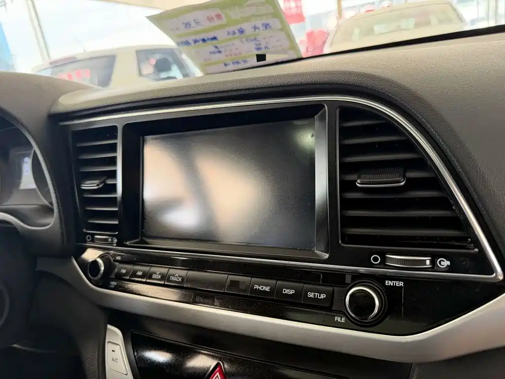 Hyundai Elantra — миниатюра 8