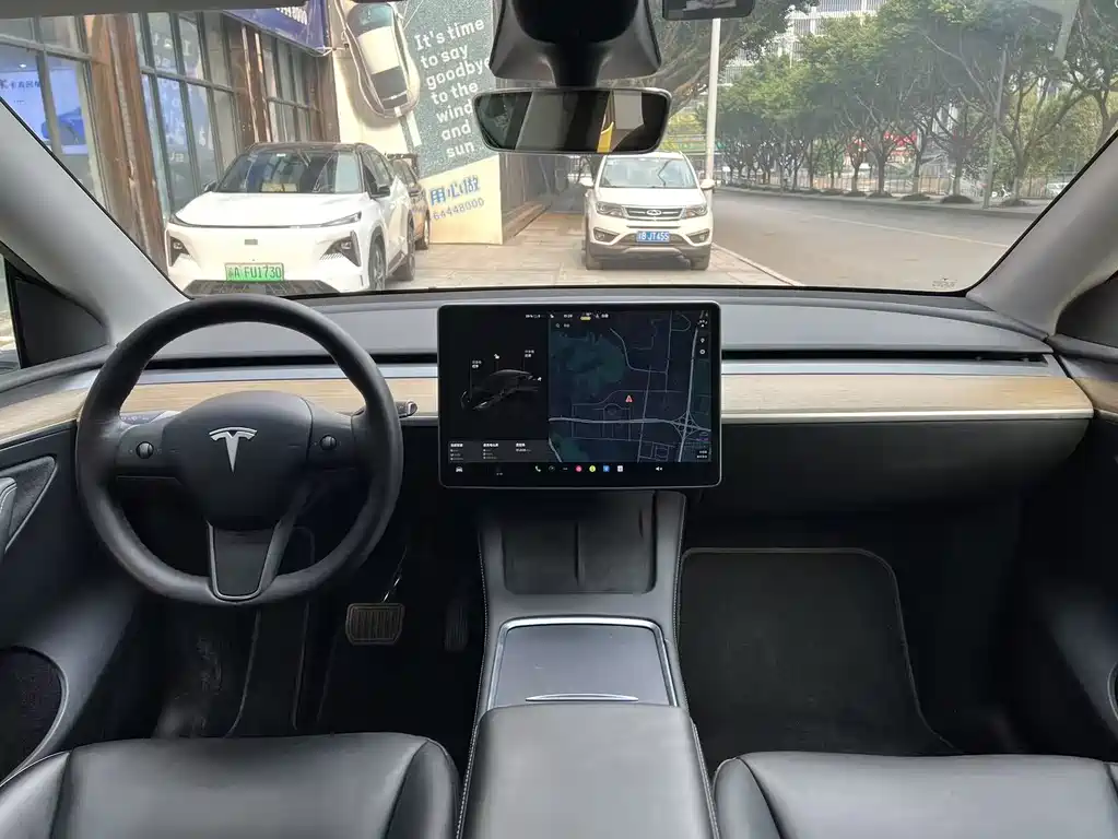 TESLA MODEL Y