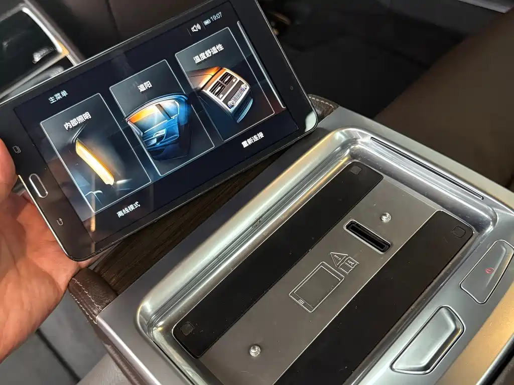 BMW 7 Series — миниатюра 13