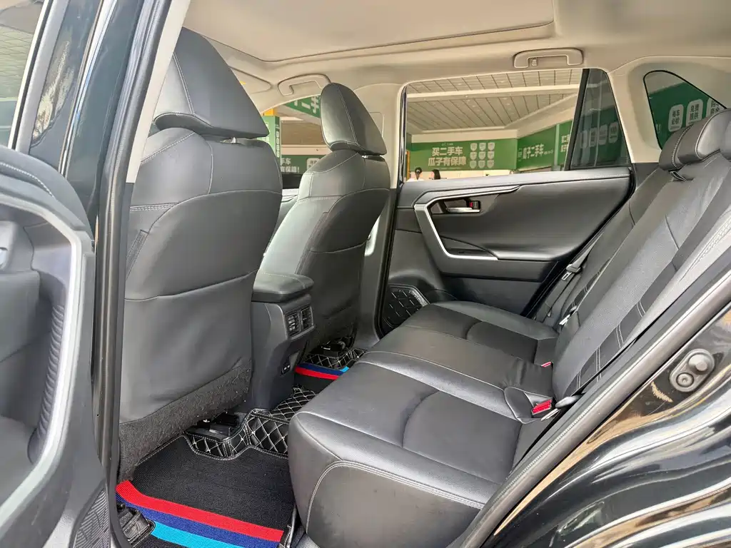 Toyota RAV4 — миниатюра 7