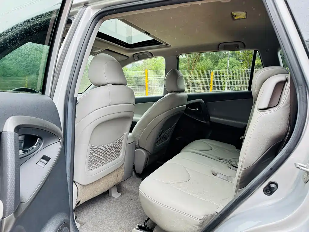 Toyota RAV4 — миниатюра 5