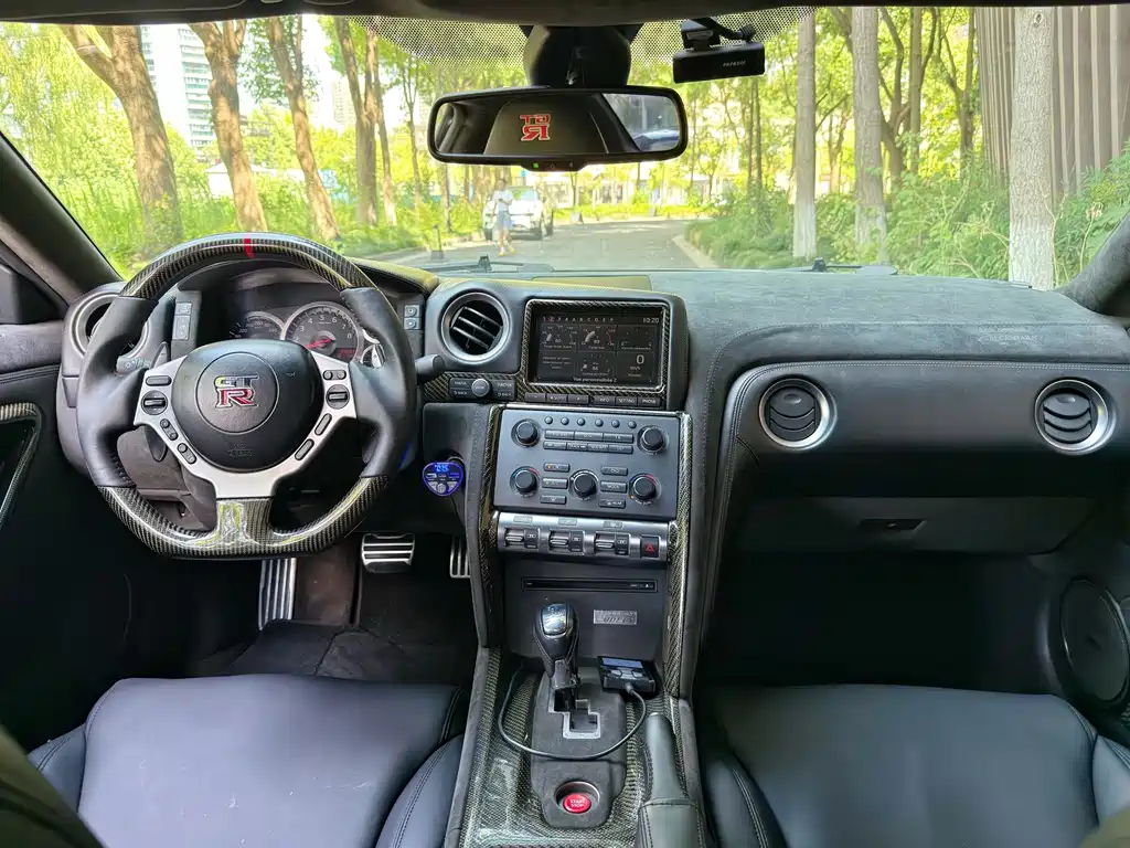 Nissan GT-R — миниатюра 10