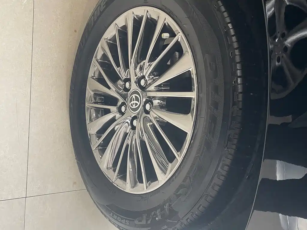 Toyota Alphard — миниатюра 4
