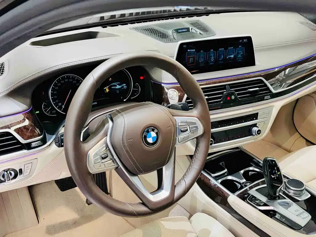 BMW 7 Series — миниатюра 11