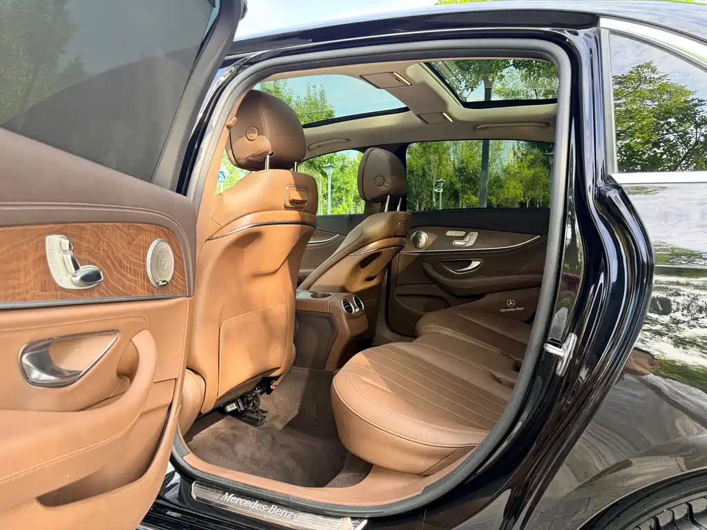 Mercedes-Benz E-Class — миниатюра 6